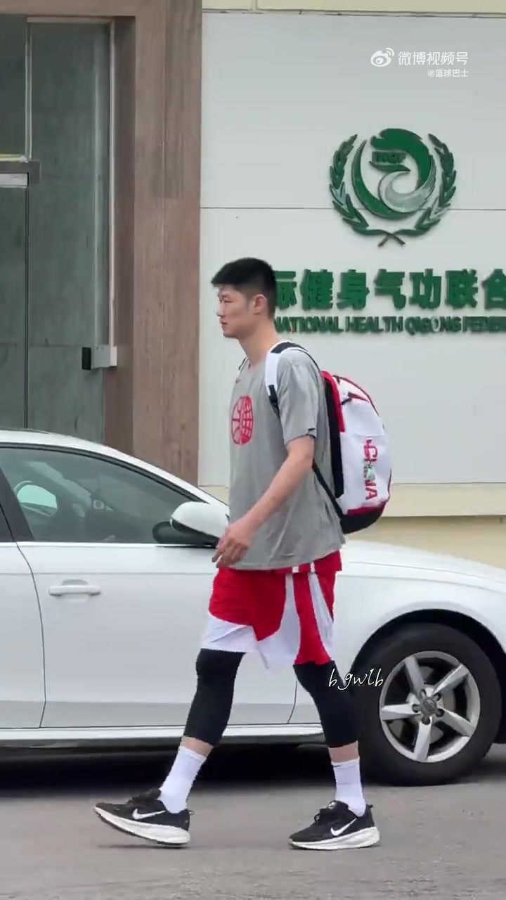 7月3号将于日本男篮交手！有网友拍到中国男篮前往球馆训练