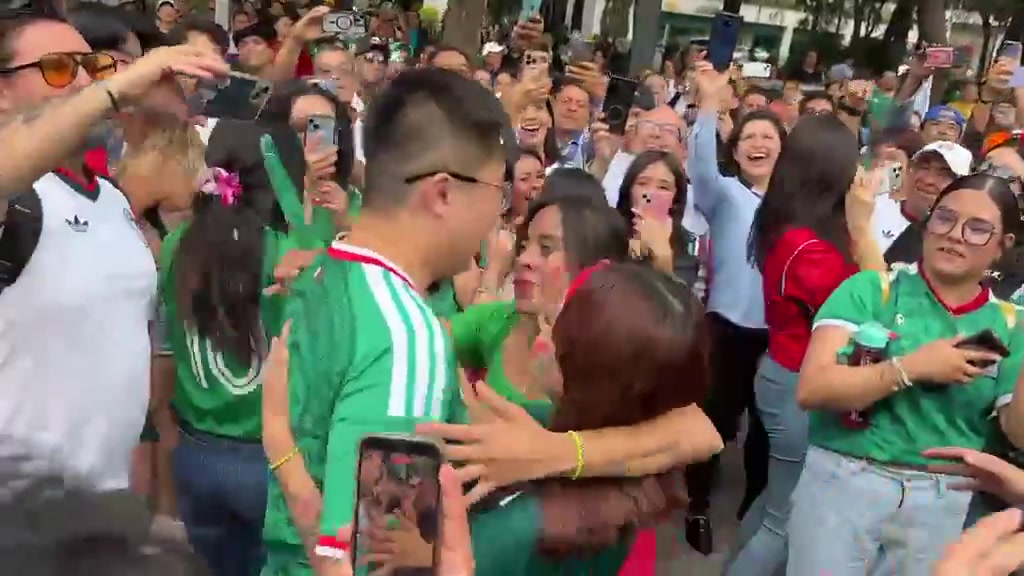 韩流影响力！墨西哥女球迷们抢着和韩国男球迷接吻