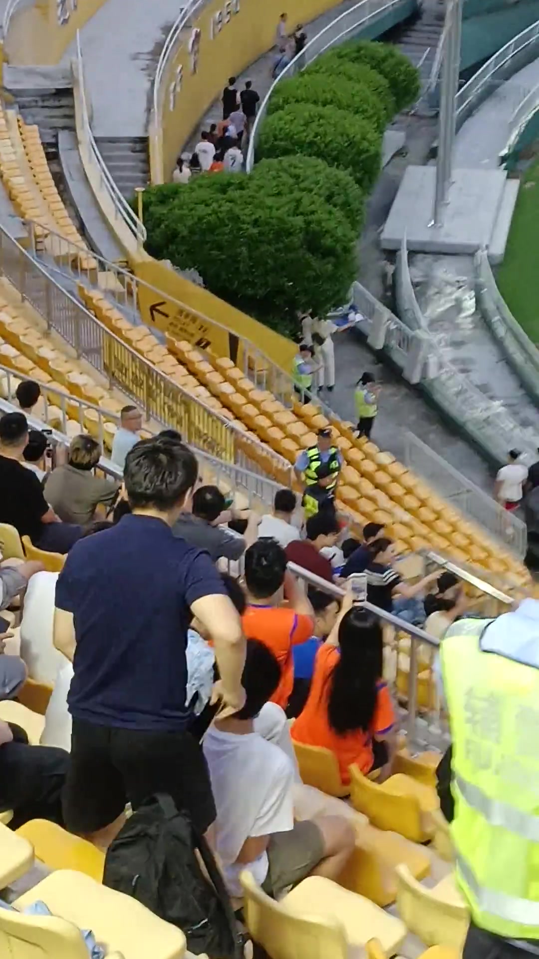 走错片场？广东广州豹看台出现两名泰山球迷，国安球迷不干了