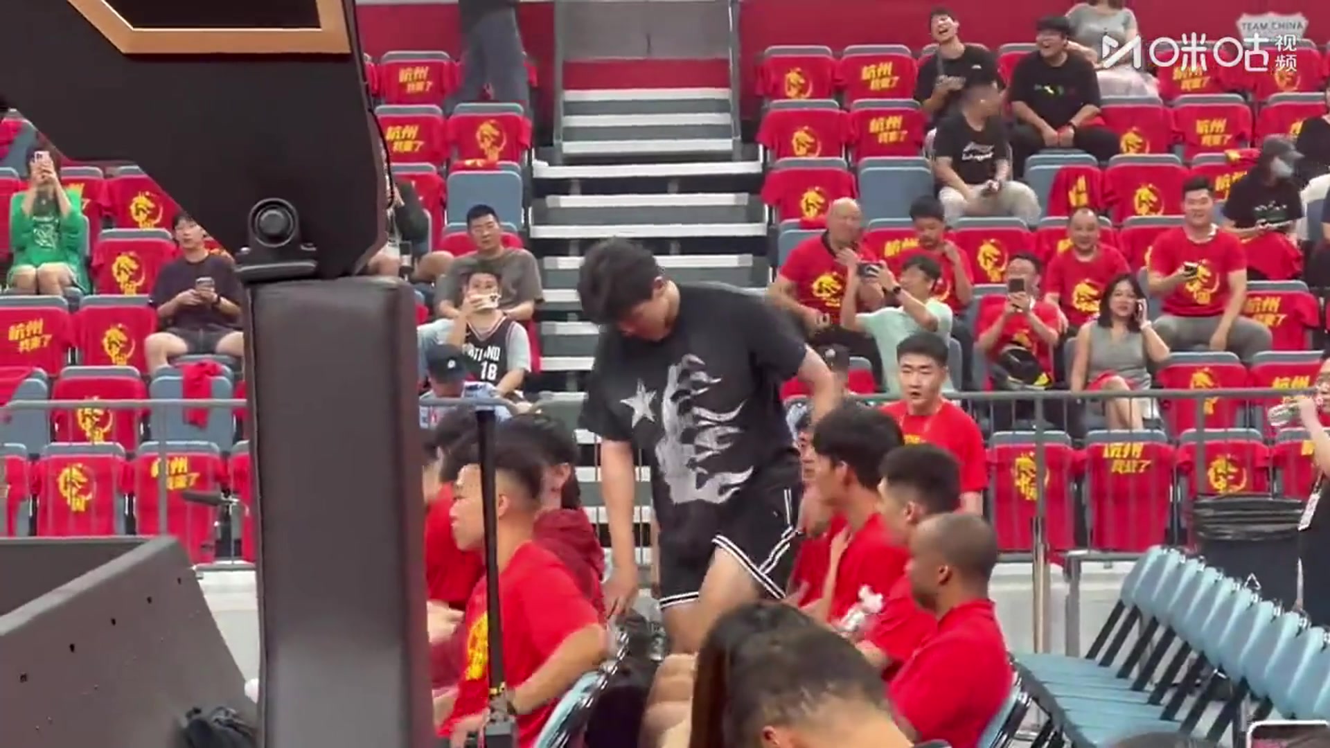有望出战下一场男篮热身赛杨瀚森便装出席！来到场边观战！