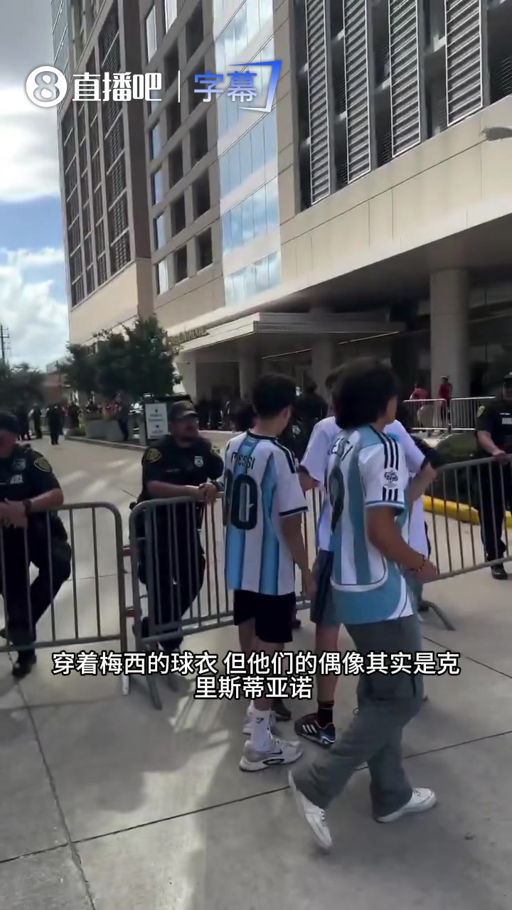 穿着梅西10号去堵C罗？梅西球迷为了见C罗和警察在线沟通~