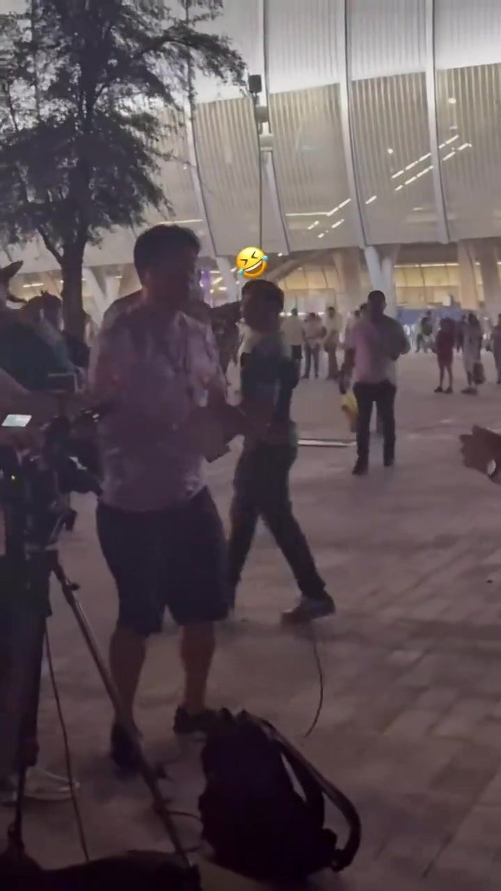 韩国记者大发雷霆，因墨西哥当地球迷过于热情想把他扔起来