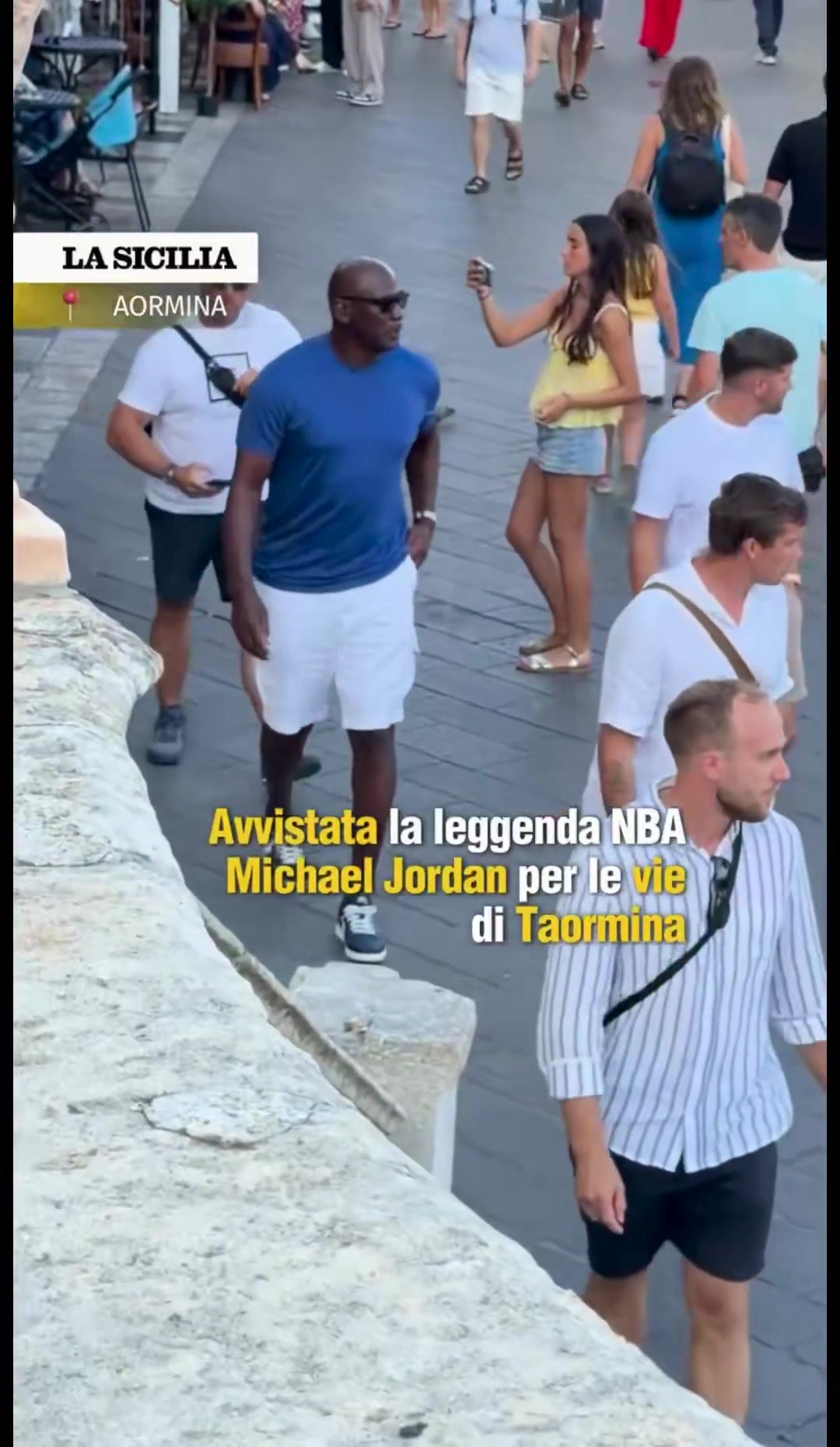 这可是亿万富翁迈克尔乔丹在意大利游玩，路人都没认出老爷子