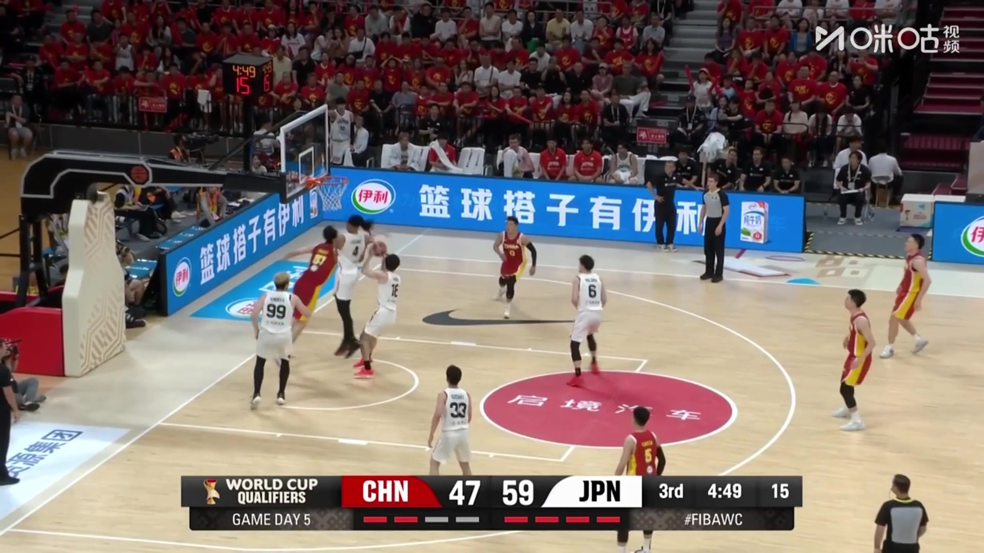 杨瀚森禁区几乎空篮不中三杨惊呼：怎么过桥了？？？