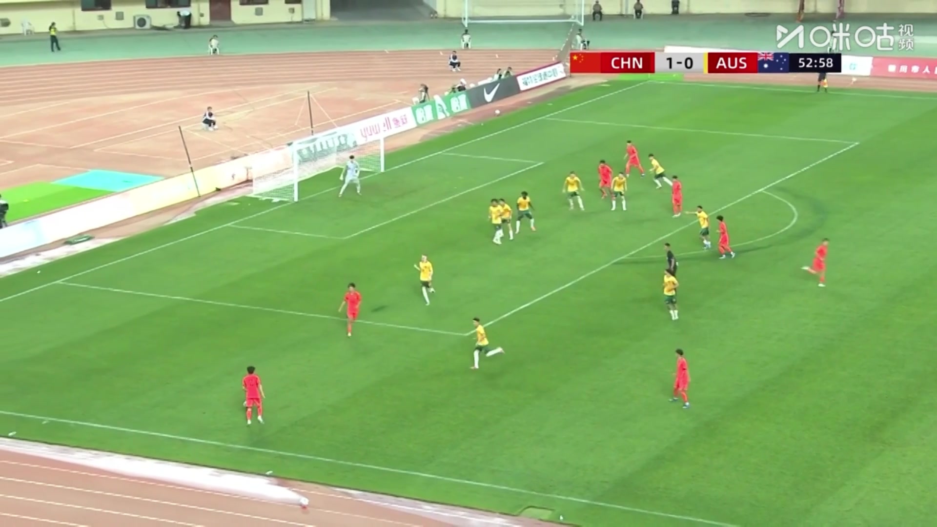 高空轰炸!徐正鹏助攻赵松源头球破门,U17国足2-0领先