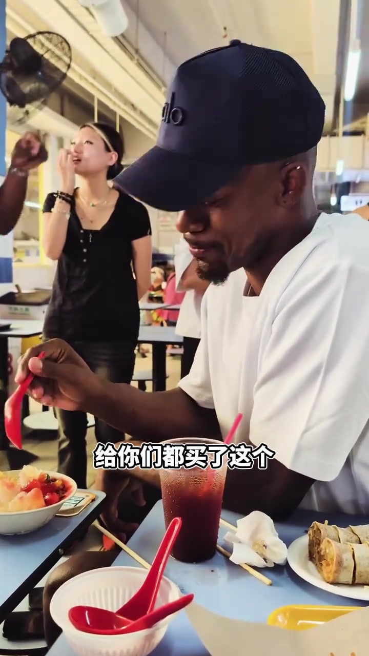 “巴特勒现身新加坡～一碗刨冰把他香迷糊了”...