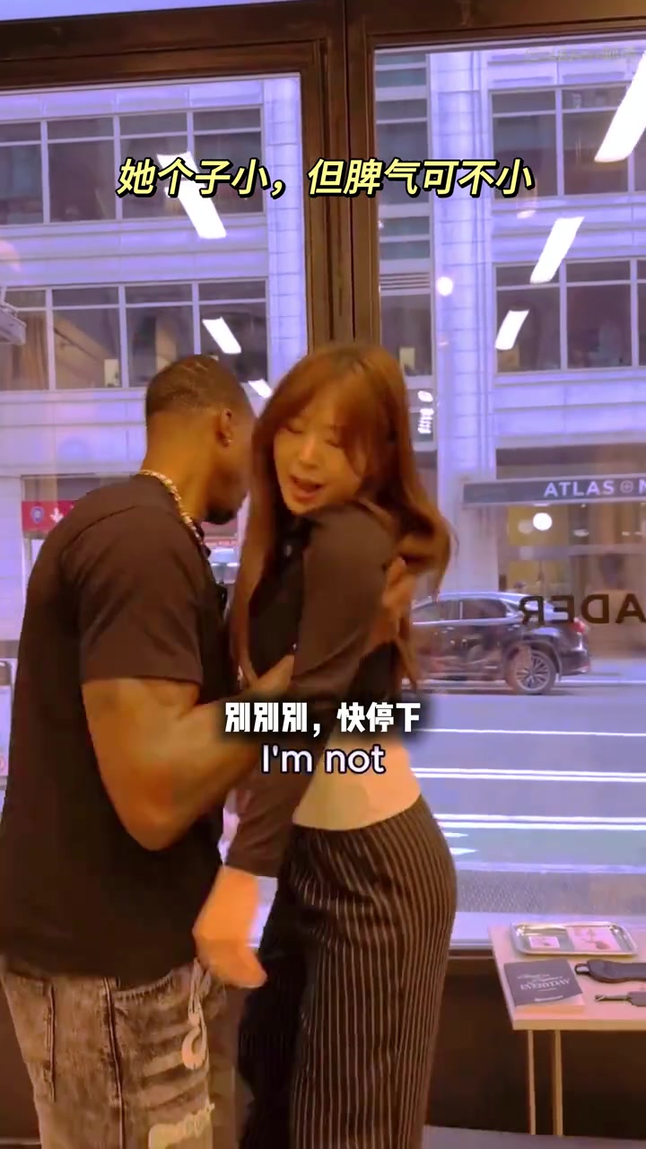 咋直接上手了啊~魔兽:面对暴脾气美女的简单解决办法~