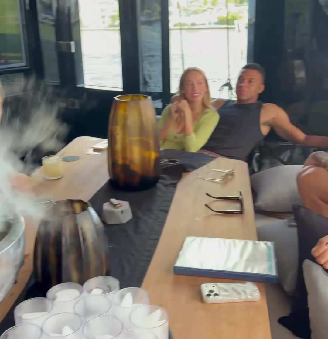 姆巴佩度假游艇上搂着女友,依然关注着世界杯决赛