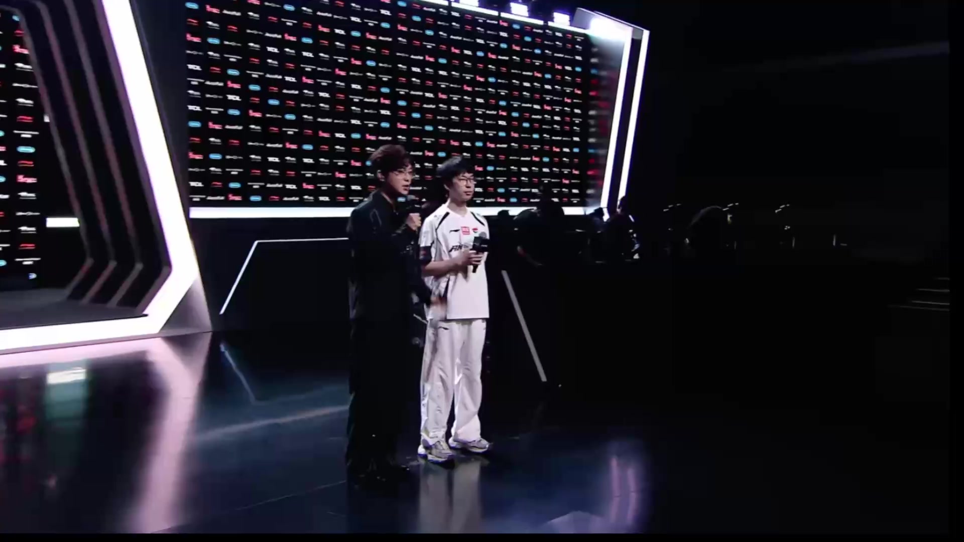 Hope赛后采访：能赢比赛选什么都行，个人更偏好AD英雄