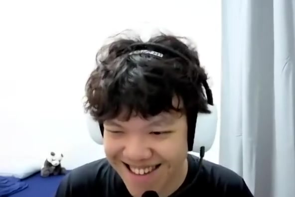 Angel：Bin哥在电竞酒店里天天玩游戏，最近都在玩开船，