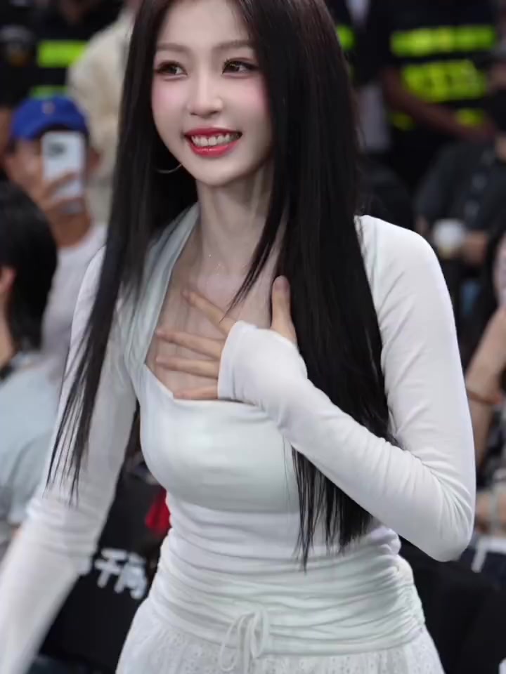 女演员虞书欣观战助阵AUBL：球场上确实有很多很帅的同学