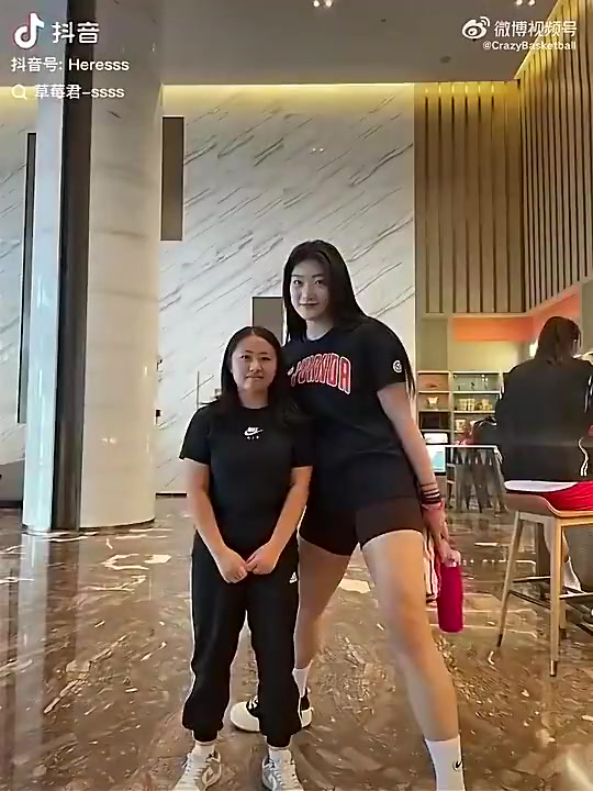 李梦身材有多魁梧？此前她与粉丝合影，体型几乎是对方两倍