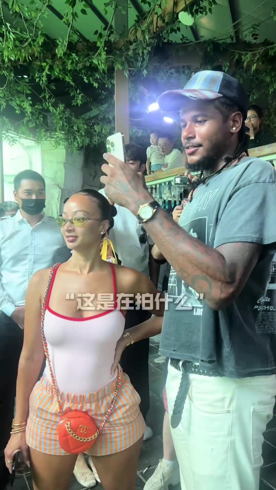 24岁杰伦·格林携41岁女友逛动物园用中文：长隆 我来了