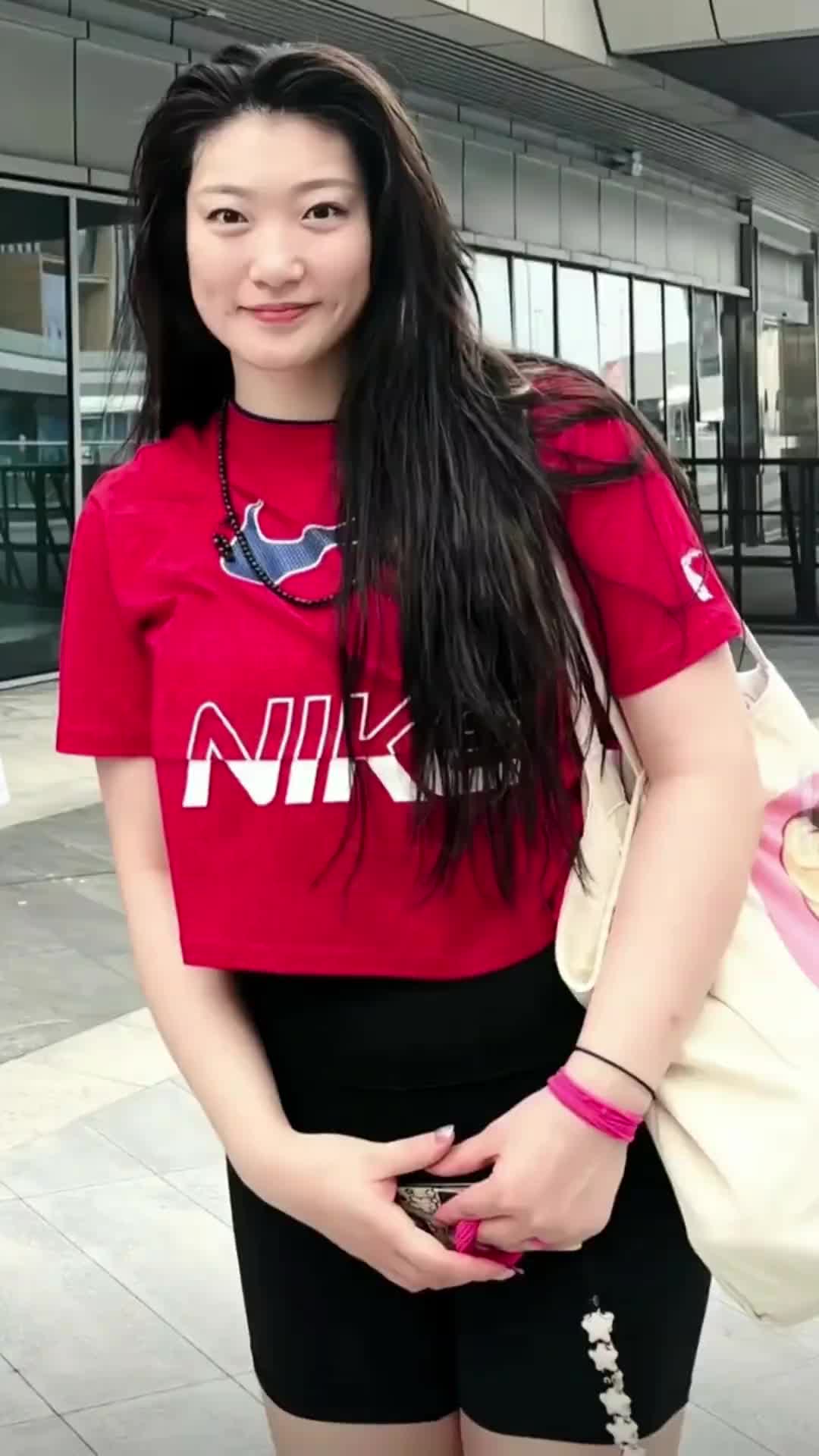 李梦身材“壮如牛”：顶级前锋的秘密武器！