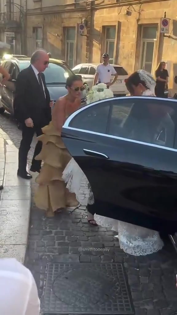 ‍♀️ 乔治娜身穿超长蕾丝婚纱气场全开！姐姐一路半蹲提裙