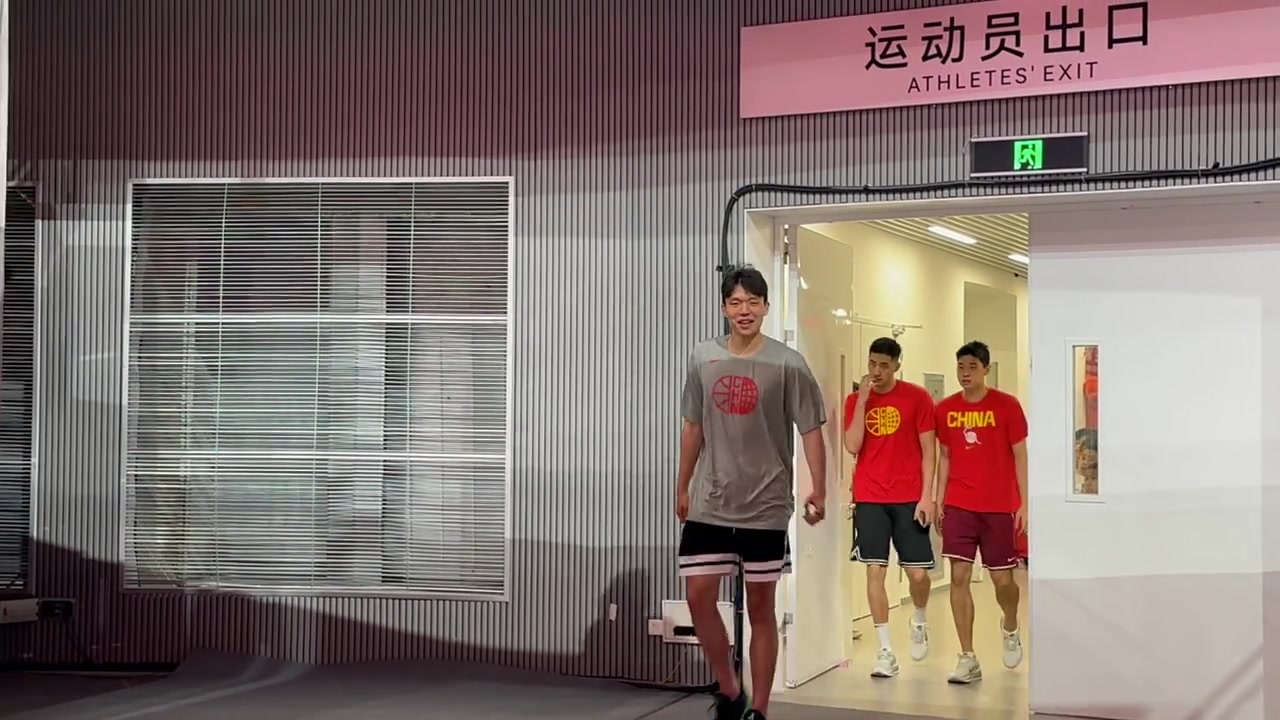 杨瀚森没有进入中国男篮大名单 但目前他已经归队来到现场观战！