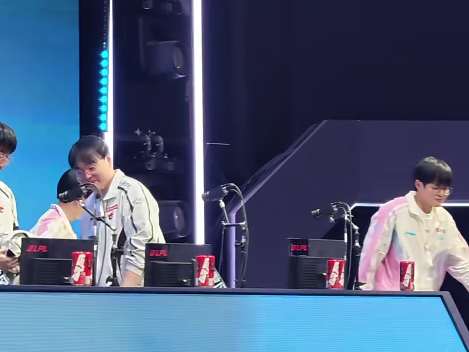 顶级中单的观察！ 左手赛后回头 吃瓜圣枪哥和老队友互动