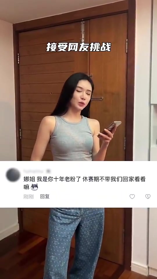 这是啥家庭条件啊？美娜此前在社媒晒自己老家豪宅，姐姐出镜
