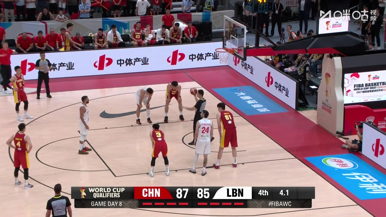 忍不住笑了！黎巴嫩最后时刻关键罚球，周琦在演播室隔空干扰