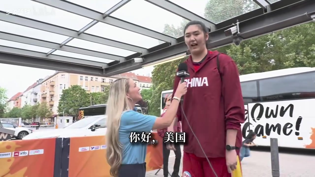 嗨美国！张子宇赛前用英文打招呼：TNT女记者搞笑踮脚采访