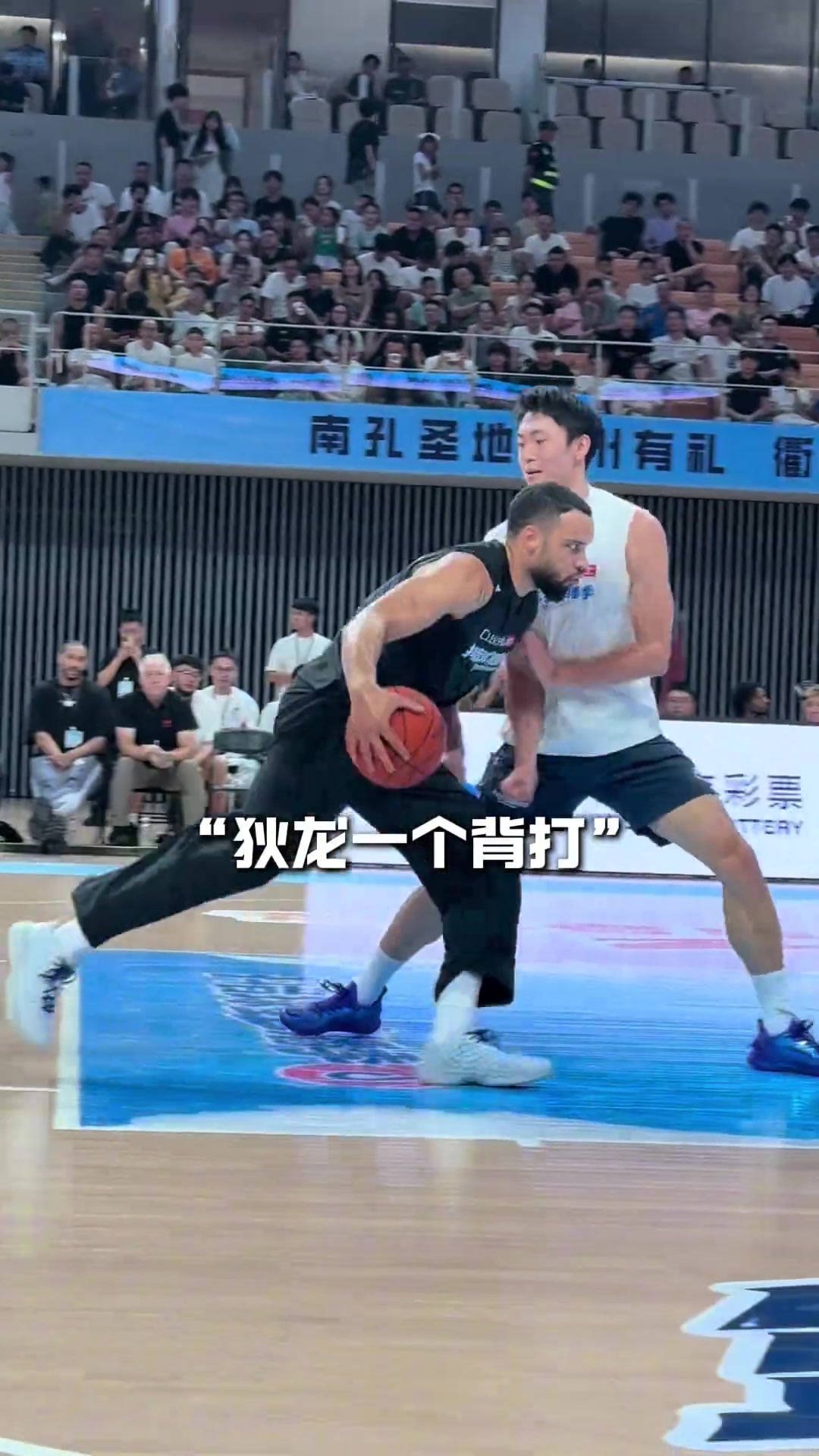 NBA级别的对抗！白晶连续被狄龙顶开 被迫到场边进行止痛处理