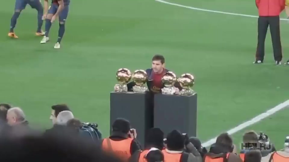 梅西凭借第四个金球奖创造了历史，他们几乎强迫梅西合影