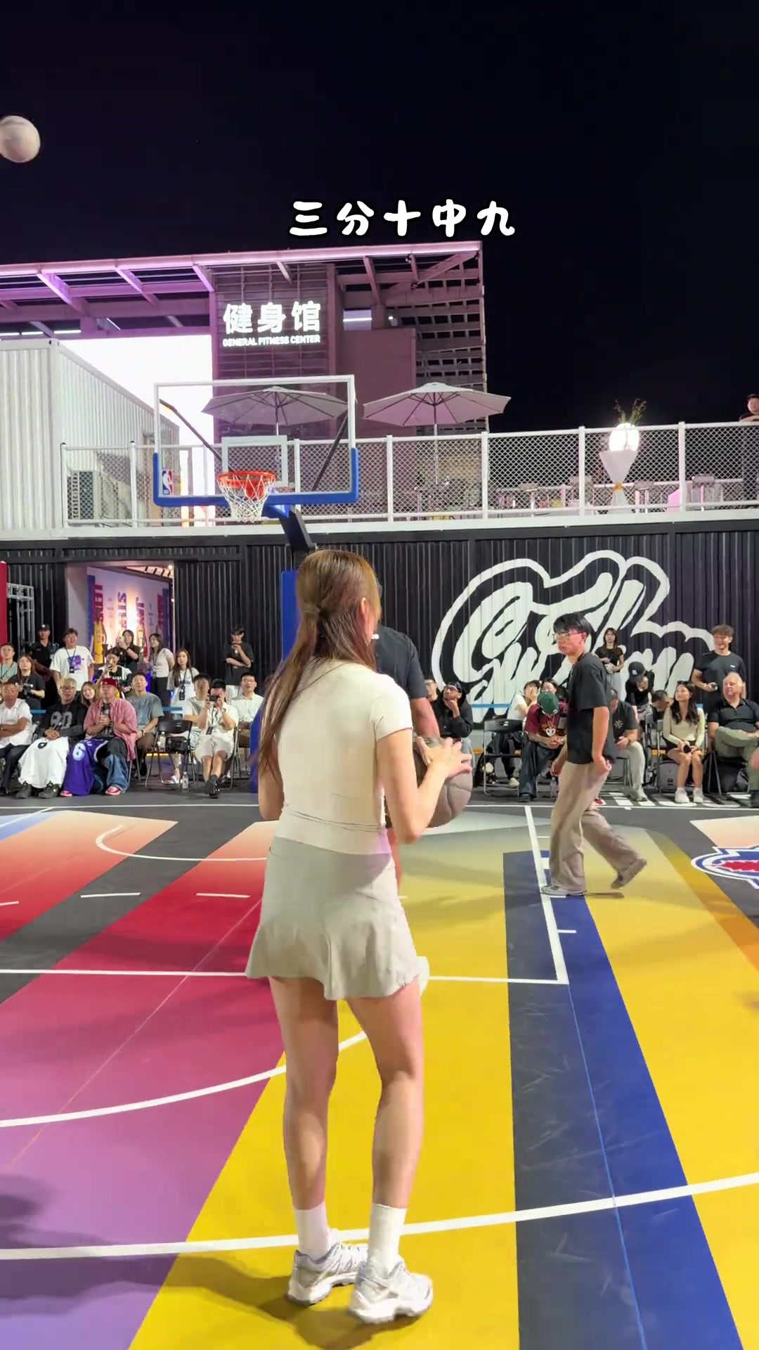 狄龙帮忙捡球！长腿小姐姐三分定点投篮 神准11中10