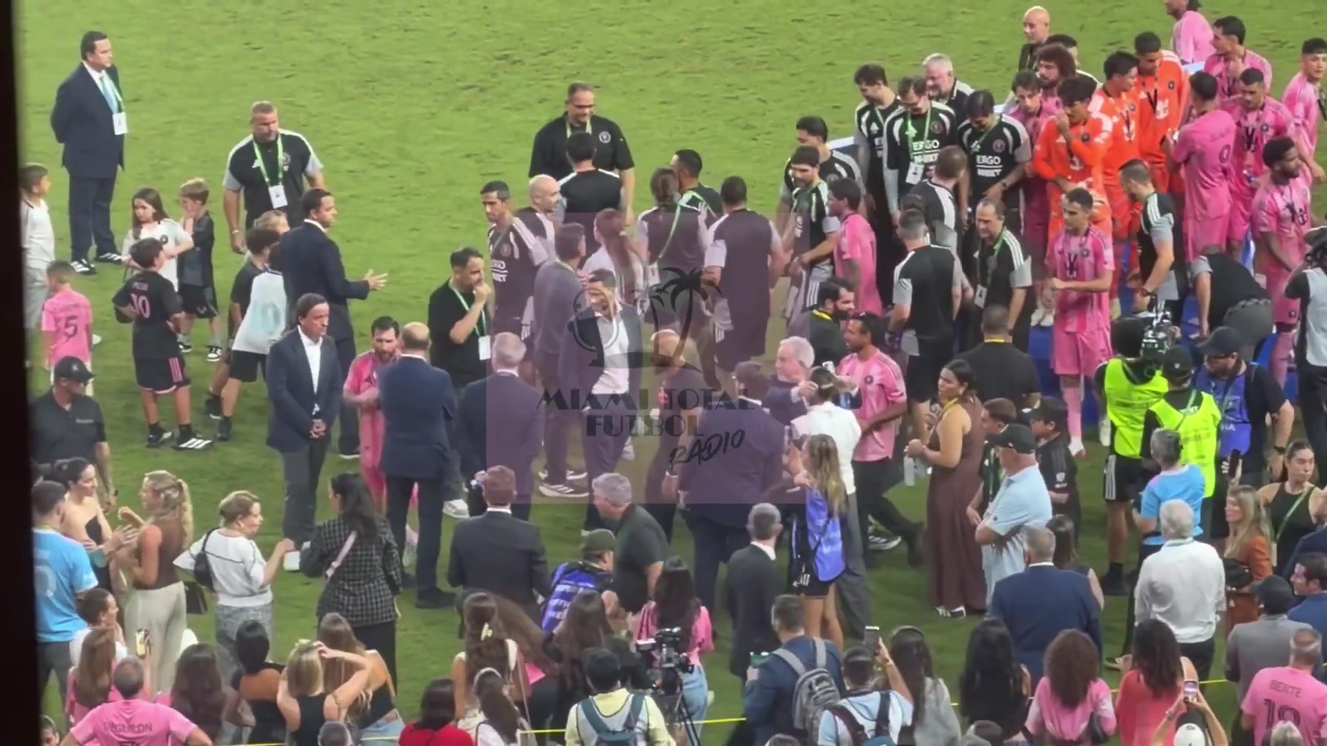 夺冠大戏变对峙现场！梅西多次找美职联高层，火药味有点浓！⚽