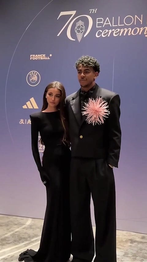 郎才女貌！亚马尔全黑西装搭配巨型胸花，携女友现身金球奖红毯 【足球精彩瞬间】