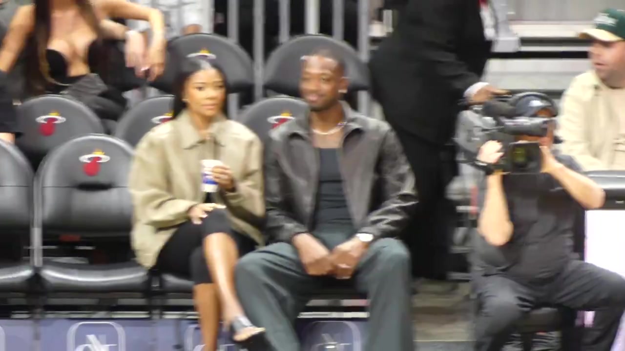 这俩夫妇逆生长！44岁韦德和54岁老婆现场观战热火！ 【NBA/CBA集锦】