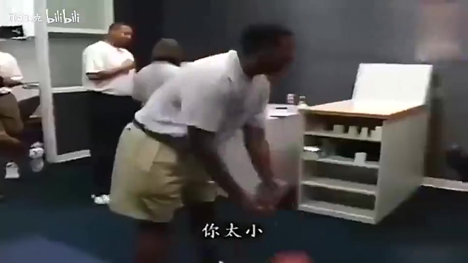 新秀姚明当年在火箭更衣室被调侃：现在你是在美国，我们都开下流玩笑 【NBA/CBA集锦】