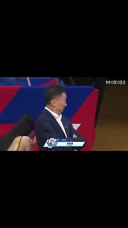 蹭到！刘维伟晒啦啦队美女“碰瓷”：4万块洗一下西装 谁让牌子 【赛事回放】