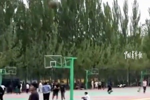 某高校毕业生篮球欢送赛，大四男生跨越整场的三分压哨绝杀