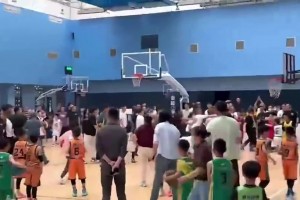 小孩子们都看傻了！江苏省小学生篮球赛 成年人爆发群殴