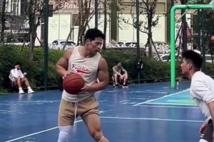 场上遇到这样球员怎么防？炸裂肌肉 能里能外