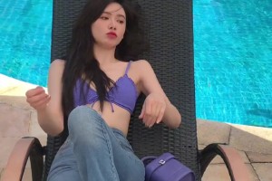 夏天该有的样子！美女主播美娜晒泳池边清凉照~