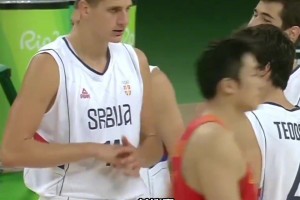 单节打崩中国队！一场比赛了解中国男篮和塞尔维亚差距有多大