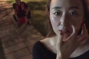阿姨：看看球场上那些青春美少男，简直让人流口水！😳