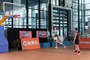 炸裂！崔永熙单臂反扣 崔永熙父亲竟还能跟着做这个动作