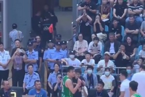 郭艾伦热身赛遭驱逐！离开球场前还与球迷打招呼