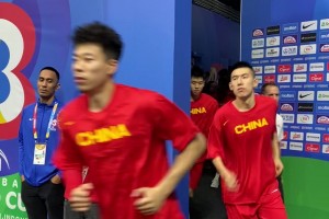 来了来了！周琦李凯尔领衔中国男篮出场，即将迎战强敌塞尔维亚