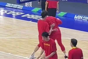 中国男篮赛前周琦王哲林对位练勾手 基本功还有待加强啊