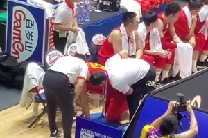 令人揪心！现场看周琦场边治疗腰伤，最终表情痛苦返回更衣室