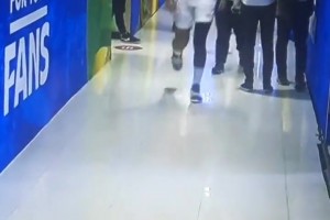 这是在嘲讽狄龙？约维奇战胜加拿大赛后，在球员通道表演打拳！