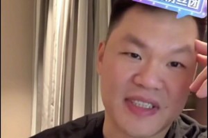 玩手机签外援？朱芳雨：那是在聊天沟通呢 为啥都说我玩手机呢
