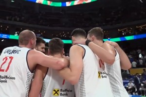 团队篮球的胜利！塞尔维亚力克加拿大进入决赛，赛后欢呼庆祝！