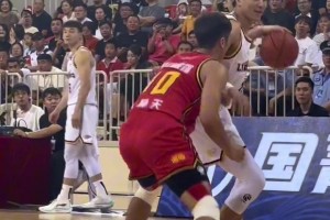 跟玩一样啊！郭艾伦面带微笑单挑深圳的白昊天 轻松飙进三分
