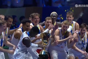 太令人羡慕了！德国男篮全队高举奖杯庆祝冠军！