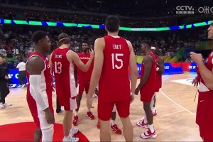 首次在国际大赛上击败美国！加拿大全队围圈庆祝，狄龙高举枫叶旗