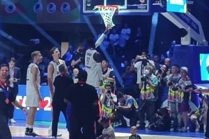 尴尬！施罗德剪篮网椅子太低够不着 王子星：太不尊重MVP了